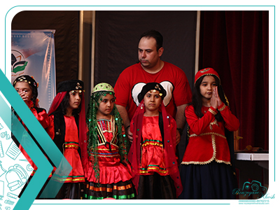 عکس دسته جمعی در حیاط مدرسه